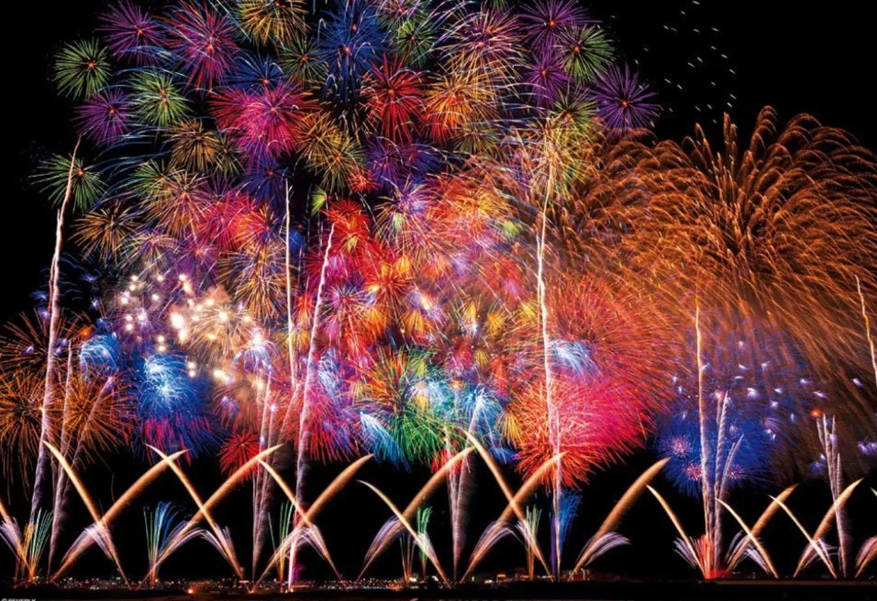 Fashion Beverly Jigsaw Puzzle 83-087 Glow In The Dark Fireworks In Nagaoka (300 Pieces)