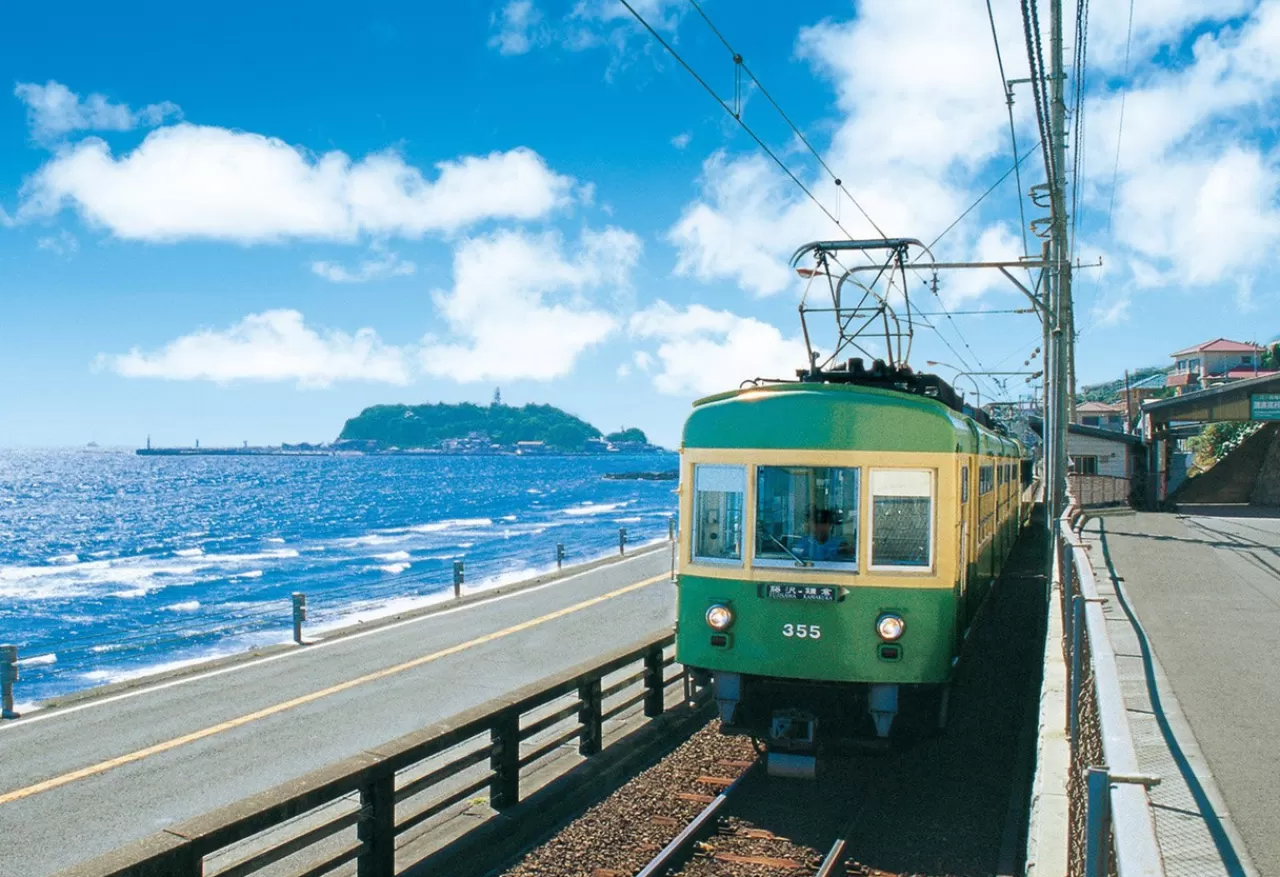 Epoch Jigsaw Puzzle 26-230 Enoshima Railway Running Along The Coast (300 Pieces)