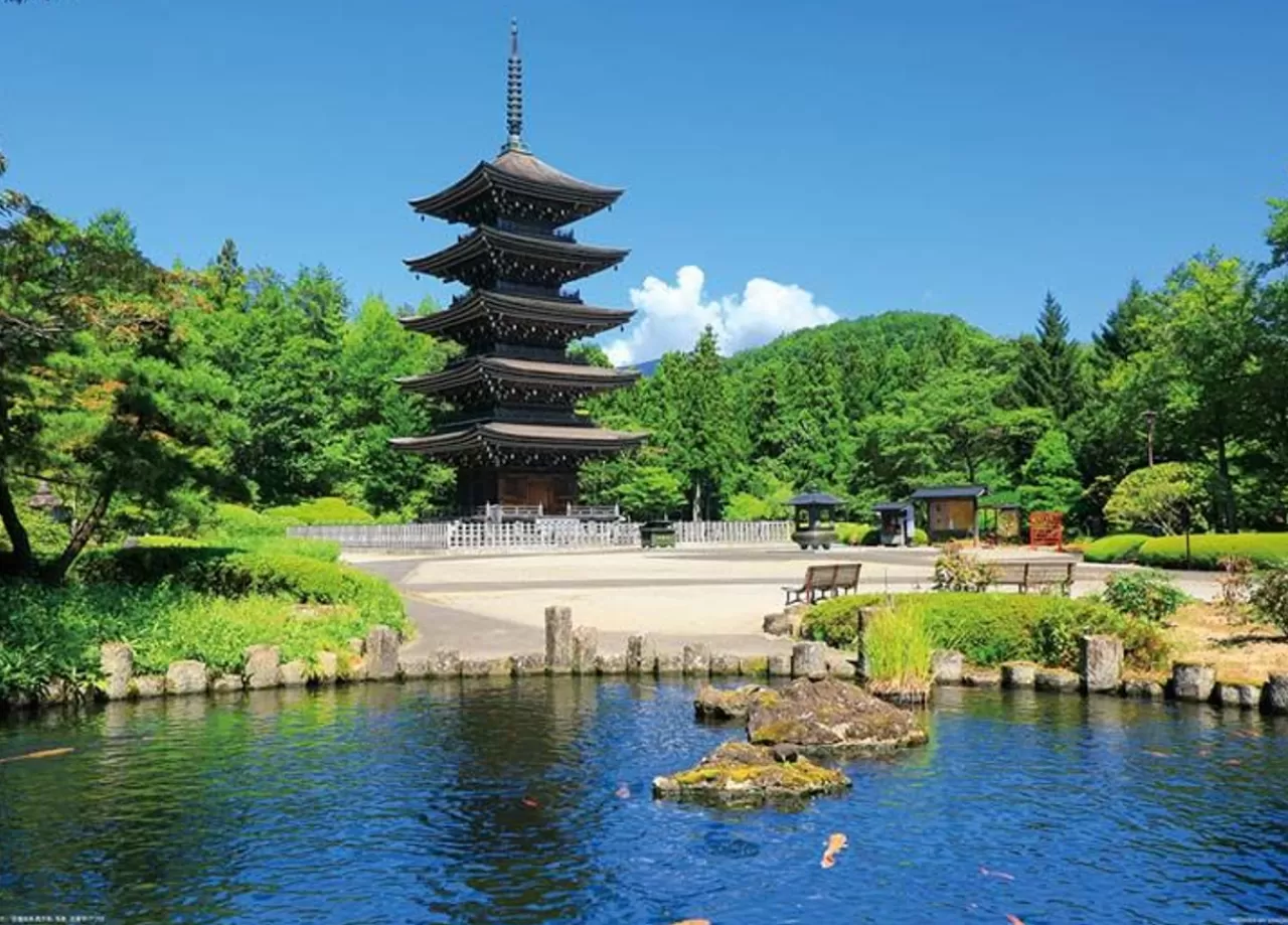 Yanoman 05-1075 Jigsaw Puzzle Saiho-Ji Five-Storied Pagoda In A Clear Blue Summer Sky (Miyagi) (500 Pieces)